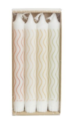 Eco-friendly dinerkaarsen By Kimmi Gemaakt van stearine, een natuurlijk materiaal, waardoor deze kaarsen eco-friendly zijn Versierd met de handgetekende By Kimmi printjes ontpopt deze dinerkaars zich ineens tot een ware eyecatcher Brandduur: ca. 7 uren Aantal per doosje: 4 Merk: Rustik Lys Kleur foto kan iets afwijken van origineel