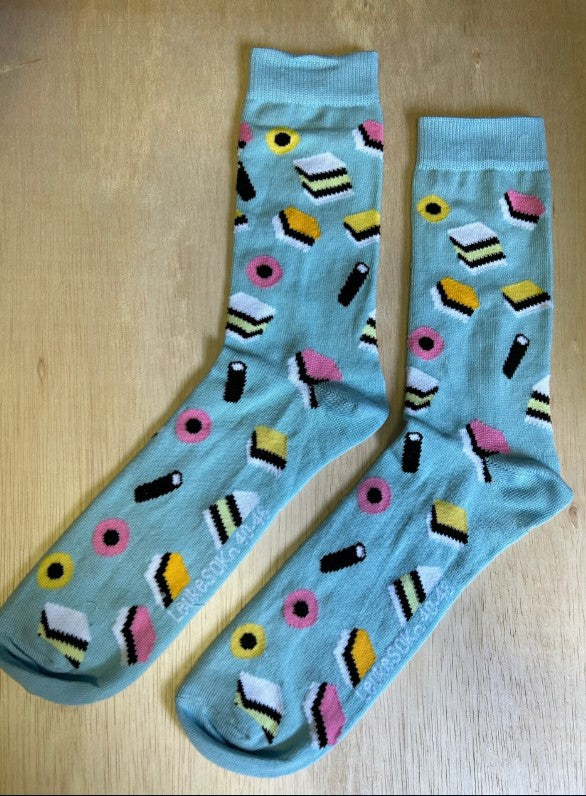 Sokken met afbeelding van Engelse drop Beschikbaar in 2 maten Maat 35-41 Maat 40-46 Materiaal: 80% katoen, 18% polyamide, 2% elastaan