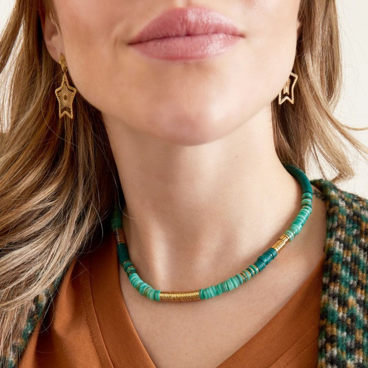 Hoe leuk is deze ketting met verschillende soorten kralen in de kleuren groen en goud De ketting is gemaakt van roestvrij staal, polymeerklei, hematiet en schelp en heeft een afmeting van 39 tot 44 cm Kleur foto kan iets afwijken van origineel
