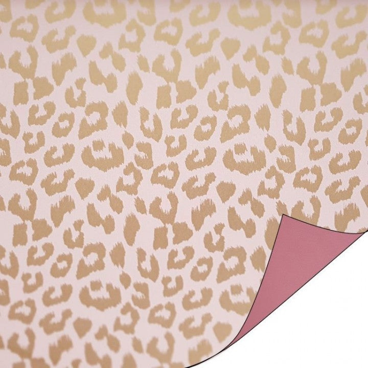 Roze/goud Cheetah inpakpapier. Heel mooi papier om je kado in te pakken. Elders in mijn webshop vind je bijpassend vloeipapier, kaarten e.d. Het papier is aan twee kanten bedrukt. Je kunt dus variëren bij het inpakken. Wordt per meter verkocht. Kleur foto kan iets afwijken van origineel