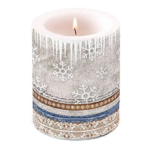 Kaars X-Mas Fabric Zeer mooie ronde kaars van de firma Ambiente Europe BV. Kleur foto kan iets afwijken van origineel. Afmeting: 12 cm hoog en 10 cm ø.