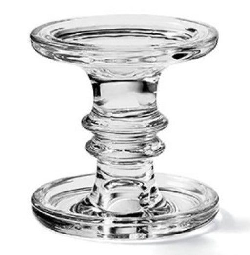 Deze kandelaar kan voor een blokkaars gebruikt worden, maar ook voor een dinerkaars Mooi te combineren met o.a. de kaarsen van Ambiente, elders in deze webshop Merk: Ambiente Kleur: grijs/grey Materiaal: glas Afmeding: doorsnee 11 cm, hoogte 11 cm Kleur foto kan afwijken van origineel