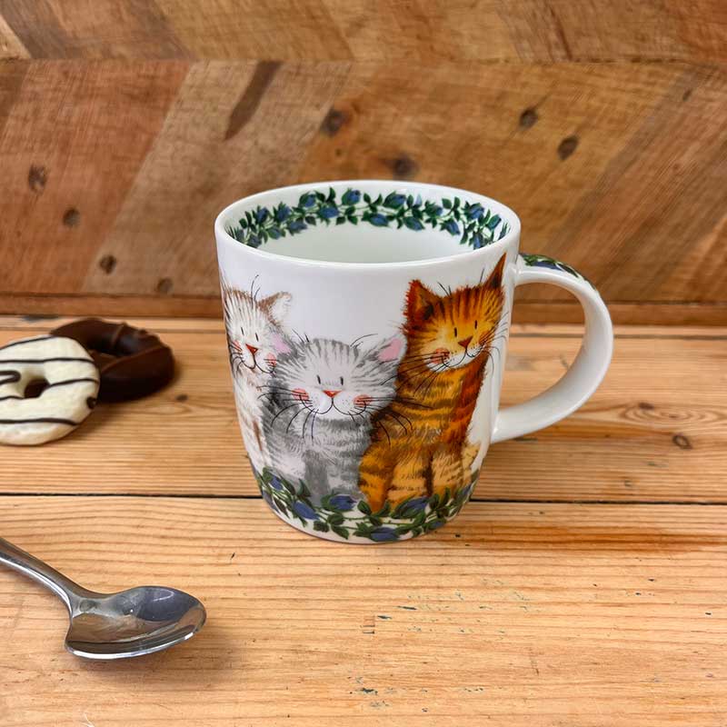 Beker/mok Three amigos, Beker, mok, koffie, thee, servies, warme drankjes, high tea, mug, cadeau, gift, cadeau, drinken, koffiebeker, Alex Clark, AlexClark, porselein, new bone China, poes, poezen, cat, cats, kat, katten, drie katten, amigo, amigos, kate