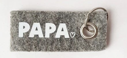 Sleutelhanger met de tekst papa Materiaal: dik vilt Kleur: grijs Kleur foto kan iets afwijken van origineel