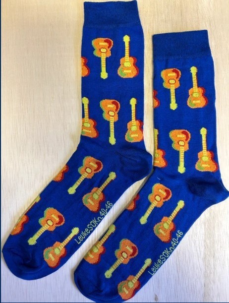Sokken gitaar blauw Beschikbaar in 2 maten Maat 35-41 Maat 40-46 Materiaal: 80% katoen, 18% polyamide, 2% elastaan Design: GITAAR ๐ธ๐ธ๐ธ Kleur: blauwe sok, hak, boord en teen zijn ook blauw