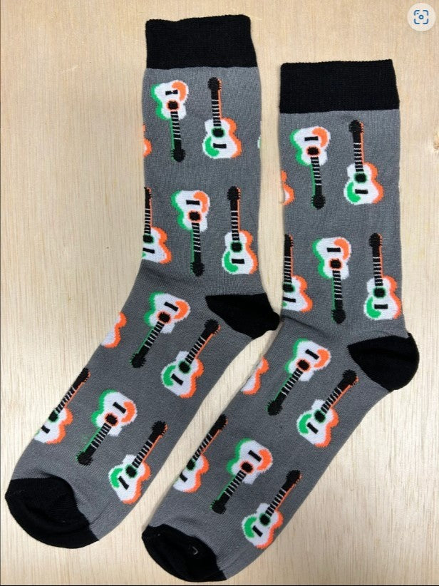 Sokken gitaar grijs Beschikbaar in 2 maten Maat 35-41 Maat 40-46 Materiaal: 80% katoen, 18% polyamide, 2% elastaan Kleur: Grijze sok, boord, hak en teen zijn zwart Print van gitaar heeft verschillende kleuren