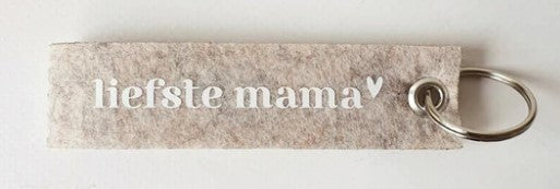 Sleutelhanger, tasenhanger met de tekst 'Liefste mama' Gemaakt van stevig vilt, dubbelgeslagen tot een lus Materiaal: dik vilt Kleur: beige Kleur foto kan iets afwijken van origineel