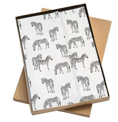 Je kadootje nog mooier inpakken of beschermen? Gebruik dan dit zijde vloeipapier met zebra print. Elders in mijn webshop vind je ook zebra kadozakjes. Heel mooi om te combineren. Wegens de afmeting van het papier wordt het wel gevouwen verzonden. Dit vloeipapier wordt per 5 stuks verkocht. Kleur foto kan iets afwijken van origineel