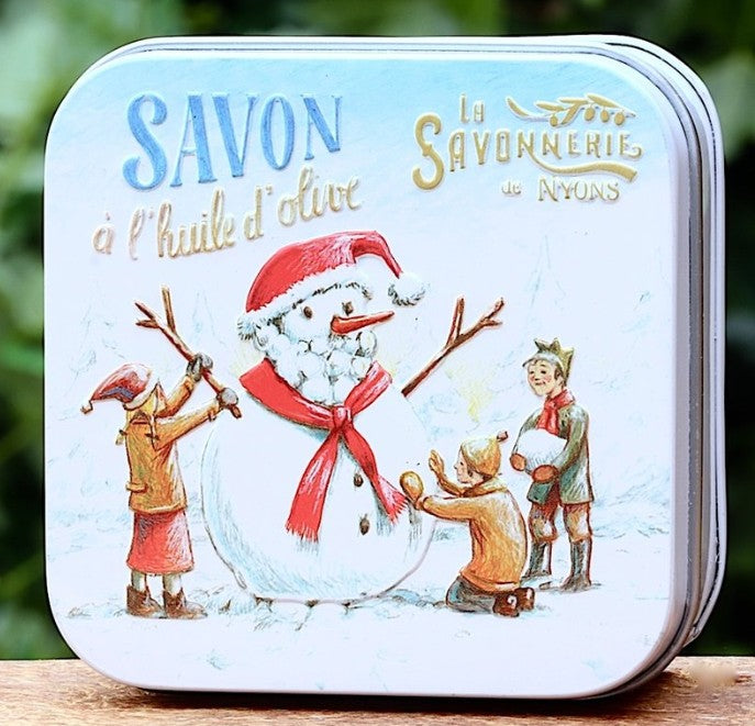 Nostalgisch blikje, Marseille zeep, Savonnerie de Nyons, Nyons, sneeuw, sneeuwpop, koud, winter, sneeuwbal, schaatsen, nostalgie, blikje, blik, zeep, soap, skating, ijs, bad, douche, badderen, geurtje, geur, olijfolie