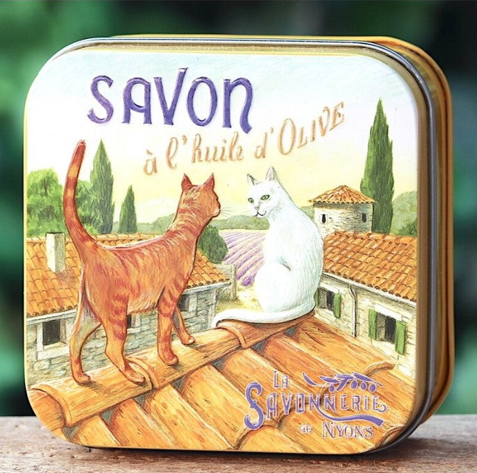 Nostalgisch blikje, Marseille zeep, Savonnerie de Nyons, Nyons, poes, poezen, kitten, kat, katten, cat, cats, dak, roof, bad, douche, badderen, geurtje, geur