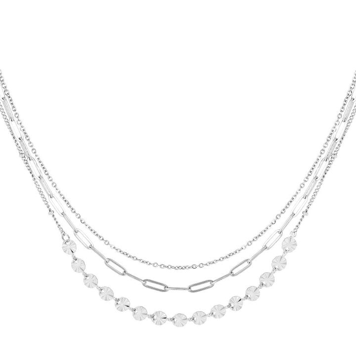 Hoe gaaf is deze zilverkleurige ketting met 3 lagen! De ketting krijgt een stoer effect en dankzij deze 3 verschillende kettingen hoef je niet meer meerdere kettingen te combineren! Zo raken je kettingen niet meer in de knoop, ideaal! Deze prachtige ketting is gemaakt van roestvrij staal en heeft een verstelbare sluiting. Dankzij de verstelbare sluiting is de ketting te dragen van 42 tot 47 cm  Kleur foto kan iets afwijken van origineel