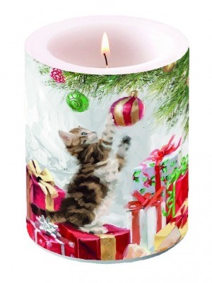 Kaars Kitten and bauble.  Zeer mooie ronde kaars met afbeelding van een jong poeske/kitten, spelend met een kerstbal. De kaars komt van de firma Ambiente Europe BV. Kleur foto kan iets afwijken van origineel.  Afmeting: 12 cm hoog en 10 cm ø.