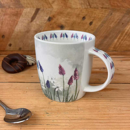 Beker/mok Grape Hyacinths, Beker, mok, koffie, thee, servies, warme drankjes, high tea, mug, cadeau, gift, cadeau, drinken, koffiebeker, Alex Clark, AlexClark, porselein, new bone China, hyacinthen, hyacinth, bloemen, flower, flowers, bloem, boeket, grape