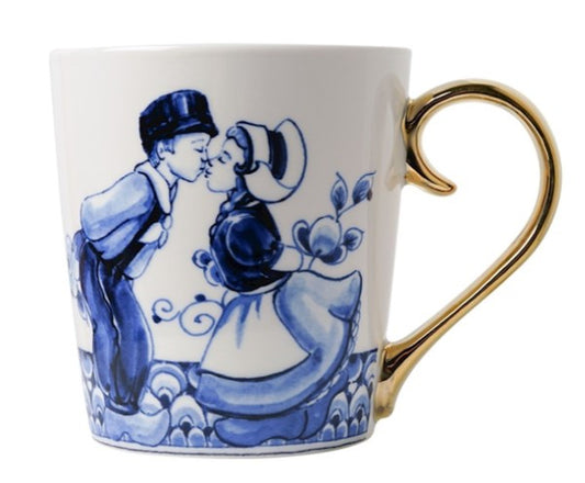 Beker/mok Delfts Blauw met goudkleurig oor kissing couple