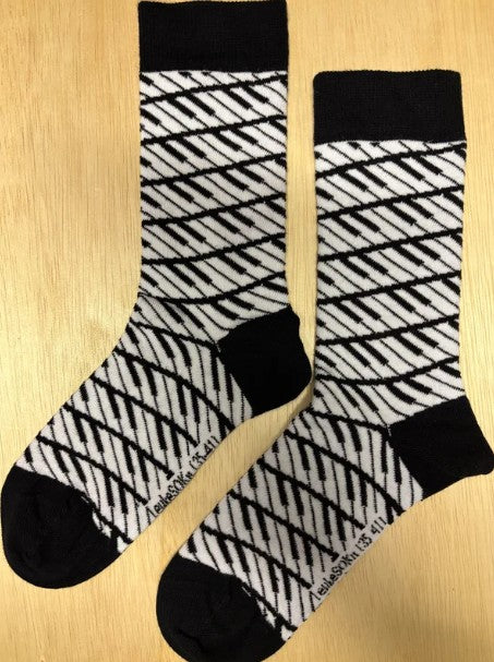 Sokken, Pianotoetsen, Sok, sock, socks, stocking, piano, piantoets, zwartwit, vleugel, muziek, muziekinstrument, music, concert