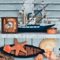 Servet Décor Maritime met afbeelding van een vissersboot en schelpen. Kleur foto kan afwijken van origineel.      Merk: Ti-flair  Afmeting: 33x33 cm  Aantal servetten per pak: 20